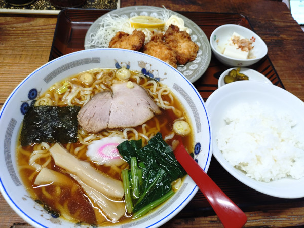 「Bセット（ラーメン、カラアゲ皿、煮物、漬物、ライス）」@いげたやの写真