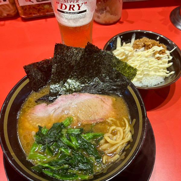 「ラーメン（やわらかめ）＋半ライス＋生ビール」@とらきち家の写真