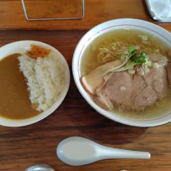 しおらーめん950円（夏季限定）、カレーセット350円