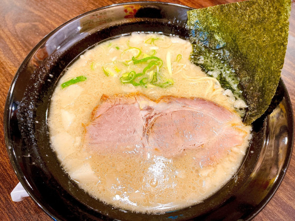 「背脂豚骨ラーメン（800円）」@背脂豚骨ラーメン らんぶの写真