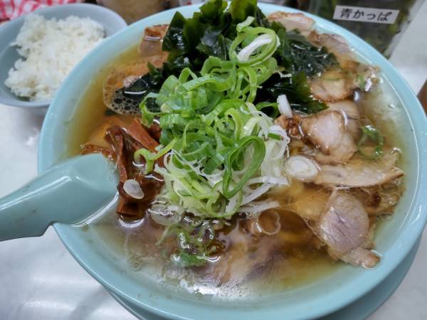 「中華そば＋ワカメ、めし(無料)」@ニューともちんラーメンの写真
