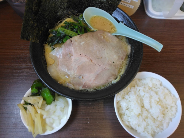「豚骨醤油ラーメン880円(ランチタイムミニライス無料)」@横浜家系ラーメン 隆希家の写真