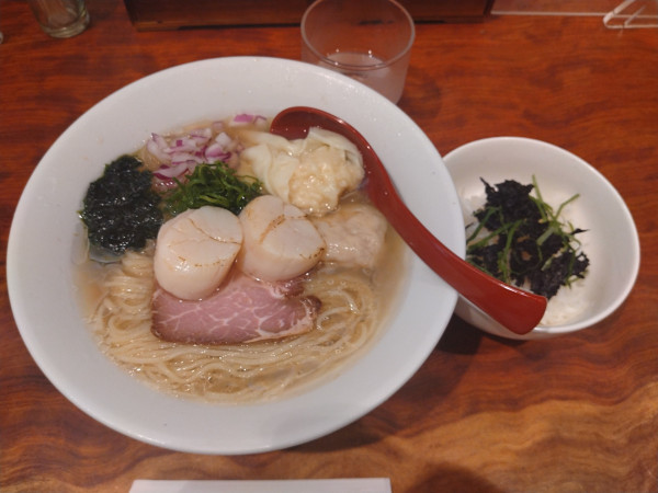 「魚介出汁の冷し塩そば¥1700+ホタテコンフィ¥300+茶漬」@三馬路 東京店の写真
