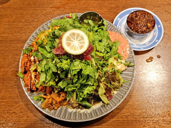 「3種盛りカレー、日替わり追加ミニカレー、フォレスト盛り」@東京間借りカレー シモカワスパイス 新宿店の写真