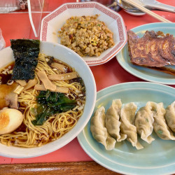 ラーメン＋半チャーハンセット＆焼餃子＋ゆで餃子（計2400円）