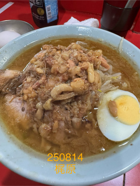 「ラーメン半分＋生玉子　1,050+100」@ラーメン富士丸 明治通り都電梶原店の写真