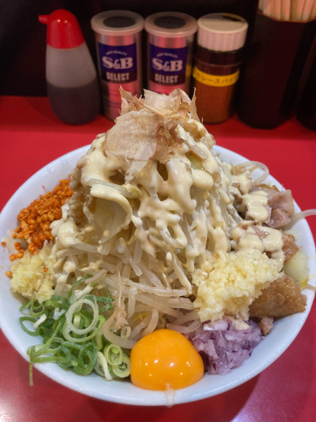 「冷やしまぜそば200g 野菜W背脂WガリマヨWニンニク生姜辛揚げ」@用心棒 市ヶ谷飯田橋の写真