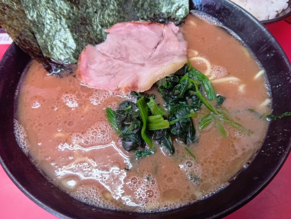 「ラーメン並　サービスライス」@横浜家系ラーメン 武蔵家 千歳烏山店の写真