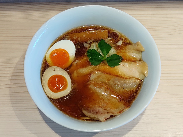 「特製しょうゆらーめん」@らーめん藁の写真