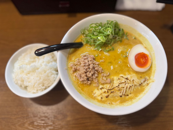 「カレーらーめん(チーズあり)950円＋ミニごはん60円」@らあめん彩鶏どりの写真