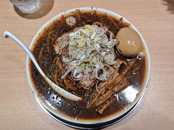 「札幌ブラック味玉入り」@札幌六坊の写真