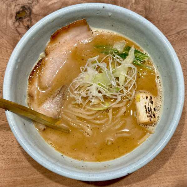 「RAMEN【チャーシュー】麺少なめ ¥1,100」@麺や 高倉二条の写真