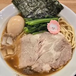 家系風鶏豚骨魚介冷麺　900円