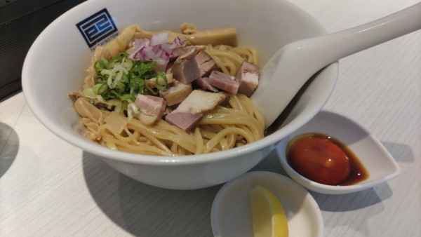 「自家製 鶏油まぜそば(鴨×鶏×豚出汁)」@淡麗拉麺 己巳の写真