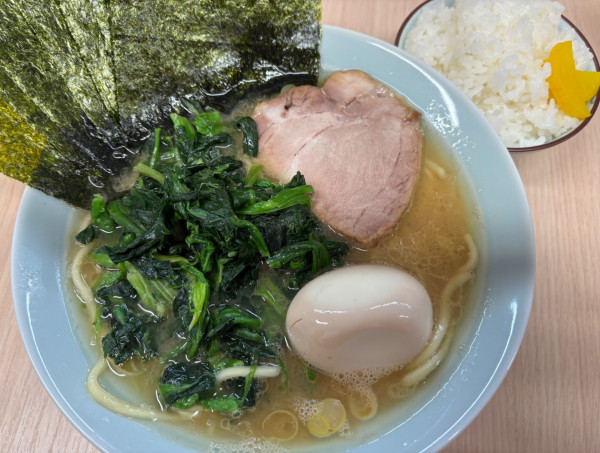 「ラーメン+ほうれん草+海苔+味玉+ライス」@らーめん 野々家の写真