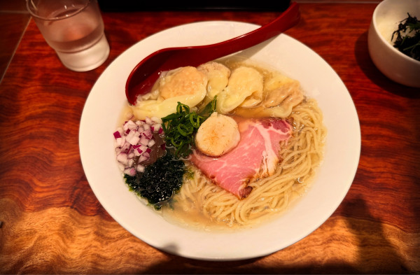 「限定 魚介出汁の冷やし塩そば＋海老ワンタン＋茶漬」@三馬路 東京店の写真