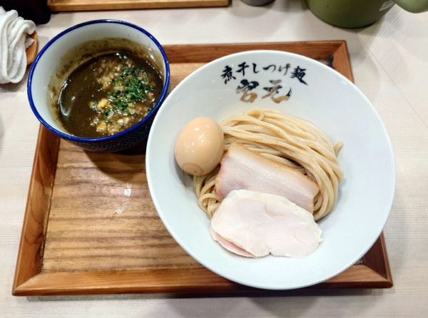 「極濃煮干しつけ麺 中盛り+燻製半熟味玉」@煮干しつけ麺 宮元の写真