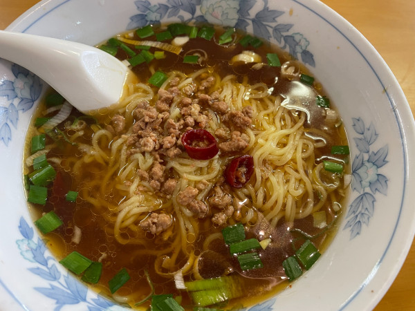 「ランチタイムサービス・台湾ラーメン（辛口）＋中華丼：900円」@鮮味館 長野稲里店の写真