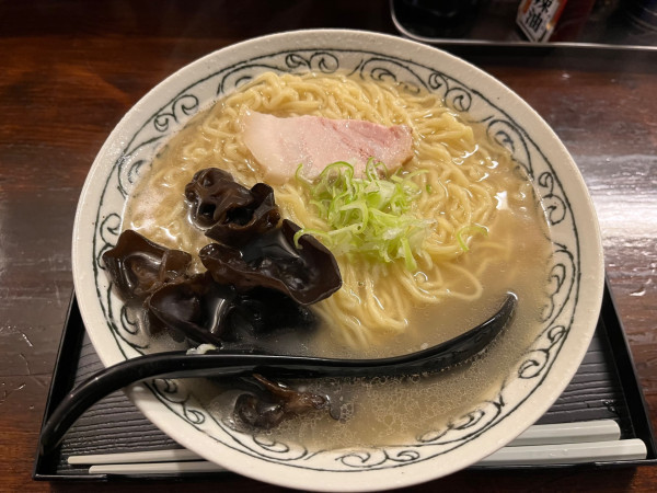 「酒田の塩とんこつらーめん（細麺）＋大盛＋中生」@地酒と駅ラーメン 佐藤商店の写真