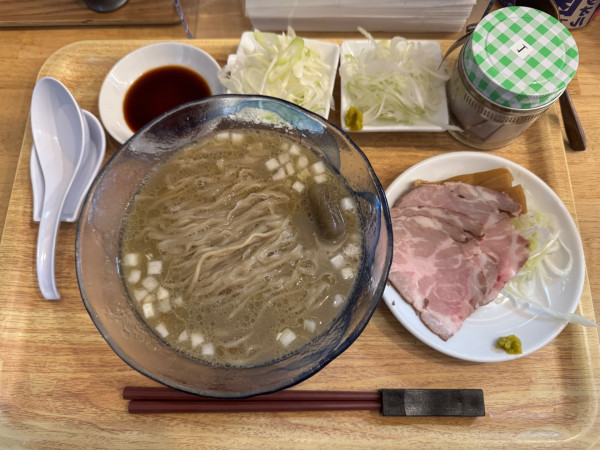 「ひやにぼしかけ塩+レアチャーシュー+葱」@めん処 いしがみの写真