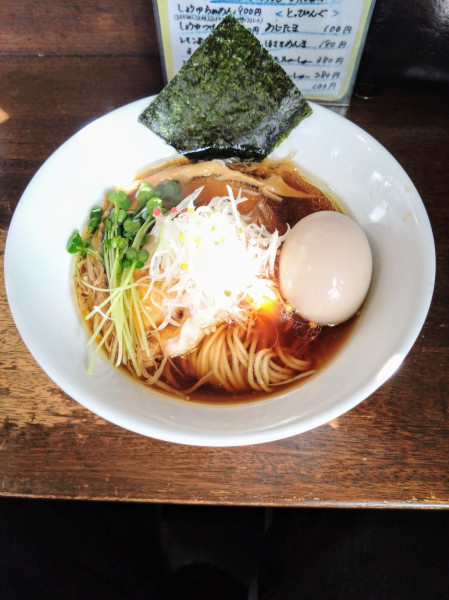 「しょうゆらぁめん900円＋味玉100円」@らぁめんひろりんの写真
