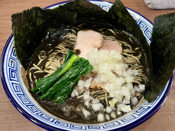 「【限定】ド濃厚烏賊煮干ラーメン+板のり」@煮干し中華そば 山形屋の写真