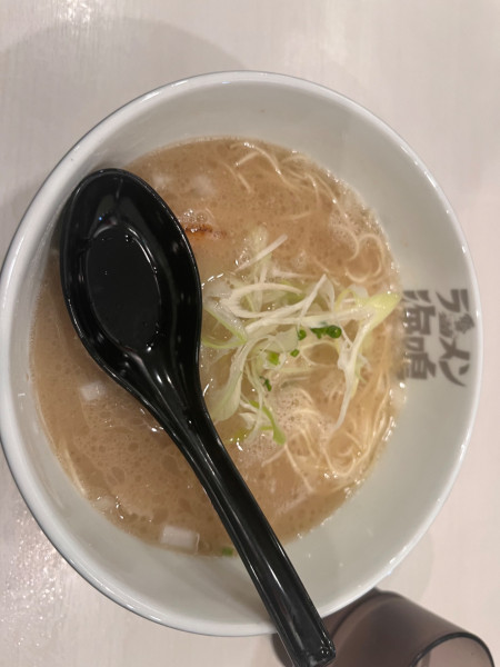 「とんこつラーメン900円」@ラーメン海鳴 福岡空港店の写真
