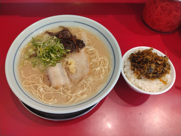 「本場博多ラーメン¥700+ライスサービス」@本場博多ラーメン せまかっちゃん 神田店の写真