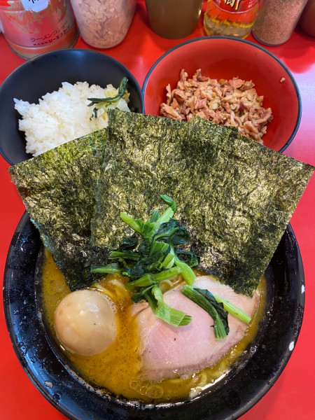 「ラーメン＋味玉＋ライス＋チャーシューまぶし」@家系総本山 ラーメン吉村家の写真