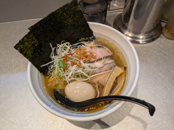 「琥珀醤油拉麺全部乗せ」@天雷軒 四ツ谷本店の写真