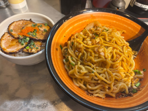 「辛油そば大盛　ミニチャーシュー丼」@油や鹿鳴の写真