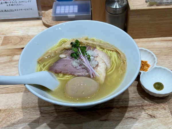 「鶏白湯塩らぁ麺 味玉」@らぁ麺 ゆかり 京橋店の写真