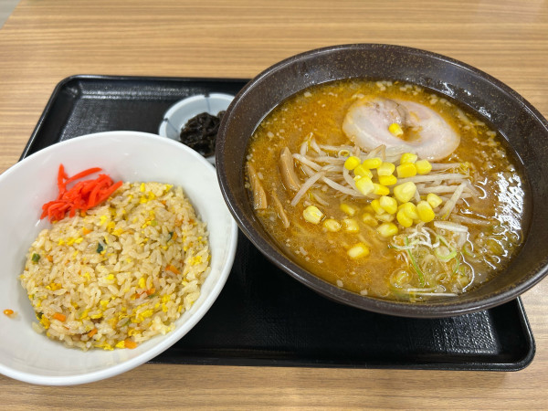 「味噌らーめんとミニチャーハン」@岩手山サービスエリア下り線スナックコーナーの写真