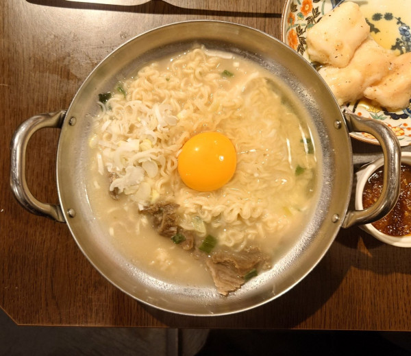 「コムタンラーメン（825円）」@焼肉・ホルモン シンラの写真