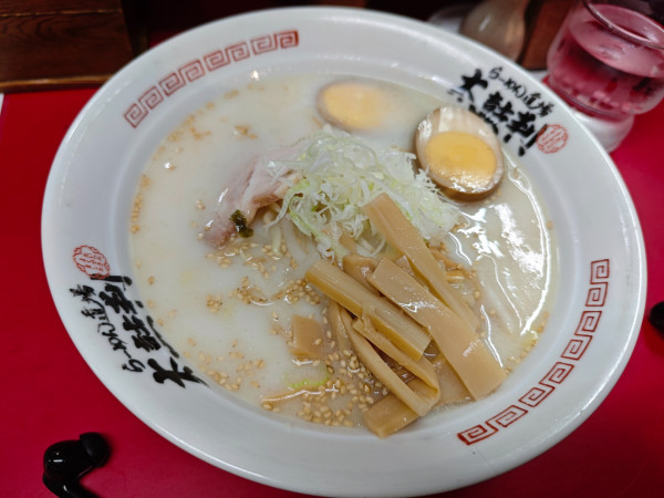 「牛骨塩ラーメン メンマ 煮卵」@らーめん道場 太鼓判 鳥取駅前サンロード店の写真