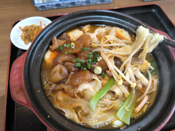 「紅焼牛筋麺(刀削麺)(980)」@肥鶏土鍋の写真