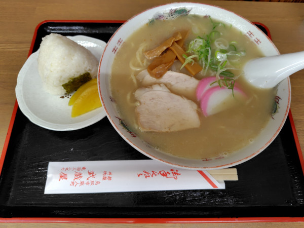 「中華そば780円、おにぎり1個150円」@武蔵屋食堂の写真