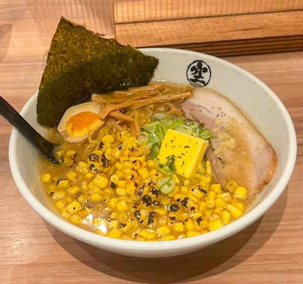 「焼きとうきびラーメン」@らーめん空 新千歳空港店の写真
