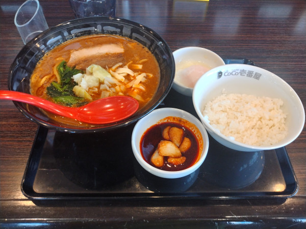 「旨辛にんにくカレーらーめん+半熟玉子+ハーフチーズ+ライス小」@CoCo壱番屋 館林国道122号店の写真