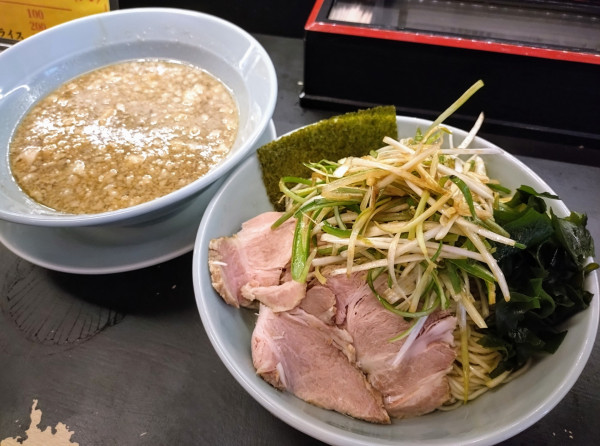 「【限定】昆布水ネギつけ麺ラーショver. ￥1200」@逢坂製麺の写真