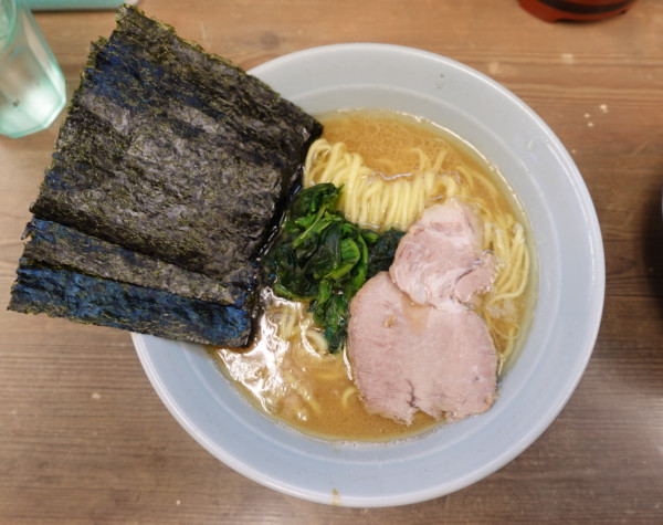 「ラーメン・並(900円)+ライス食べ放題(100円)」@横浜らーめん 渡来武の写真