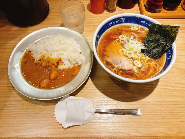 「らーめん＋チキンカレー」@せたが屋 羽田国際空港店の写真