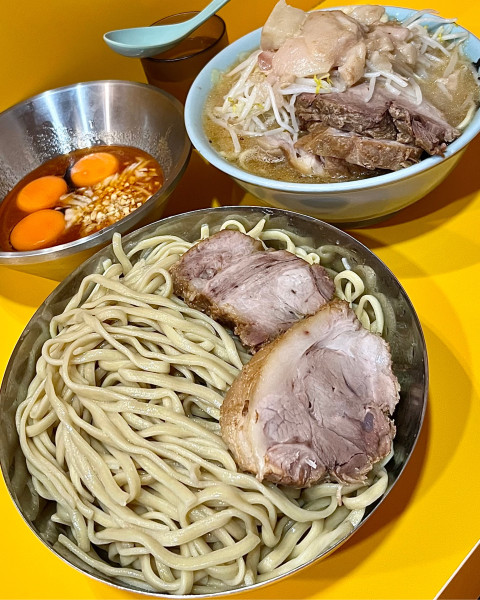 「HOTシークヮーサー 周年試作たまごかけ麺 玉ねぎたまご×2」@ラーメン二郎 八王子野猿街道店2の写真
