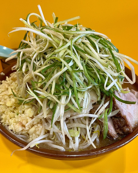 「HOTシークヮーサー 麺増し ネギ しょうが×2」@ラーメン二郎 八王子野猿街道店2の写真