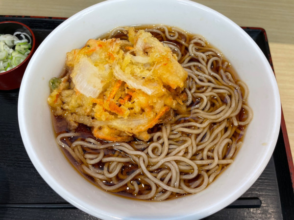 「かき揚げそば　￥５７０」@いろり庵きらく 新浦安店の写真