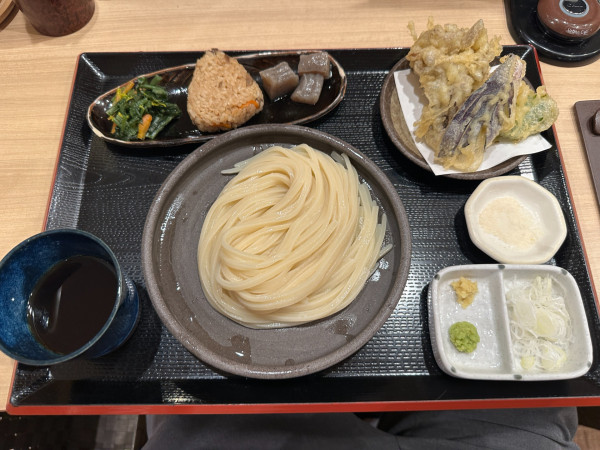 「Aランチセット（小もりうどん＋天ぷら＋おにぎり）990円」@水沢うどん 水香苑 高崎モントレー店の写真