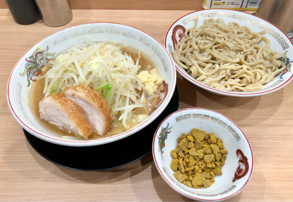 「少ラーメン1000　つけ麺100　ぶっカリー100」@ラーメン豚山 金沢文庫店の写真