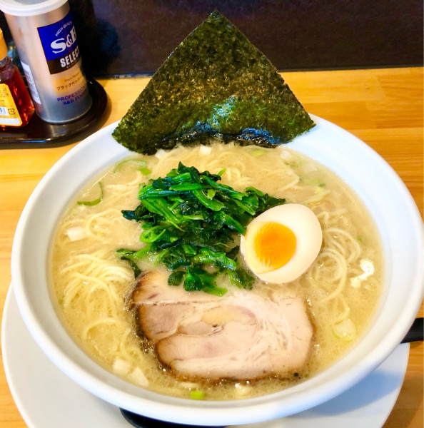 「ラーメン900円　中盛り100円」@縁の写真