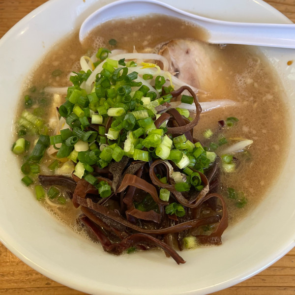 「とんこつらーめん しょうゆ 830円」@豚骨ラーメン おかだの写真