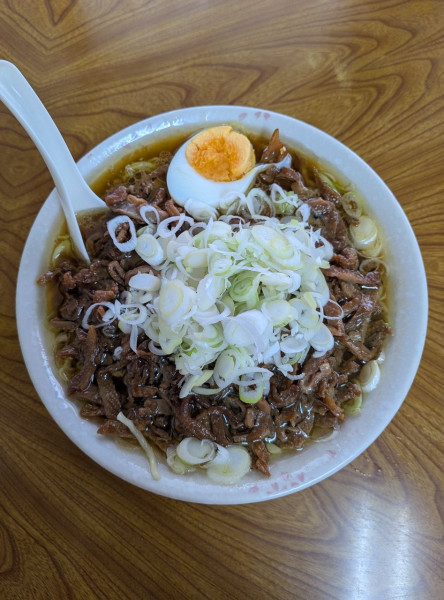 「ラーメン+モツ（とり皮）ダブル+ネギ」@さくらい食堂の写真